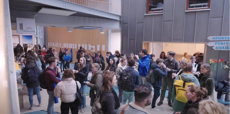 sfeerfoto van een groep mensen bij de inspiratie-werkplaats veelzijdig opleiden