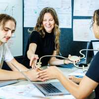 Studenten Industrieel Product Ontwerpen IPO werken samen aan een design project: Pepijn, Sylke en Laila 
