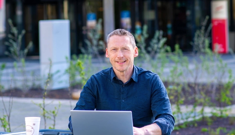 Deelnemer aan de post-hbo Recruitment achter zijn laptop op de HAN-campus