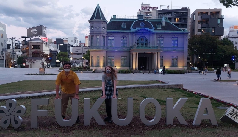 Patrick en Ilse staan achter grote letters Fukuoka