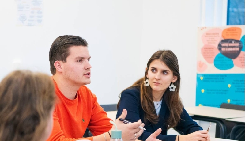 Groep studenten duaal pedagogiek in overleg