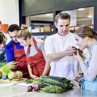 Studenten Voeding en Dietetiek aan het werk in de keuken