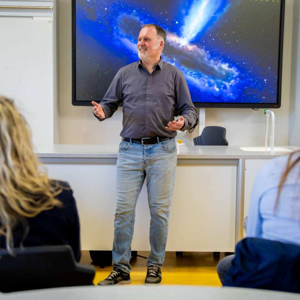 Docent Leraar Natuurkunde staat voor de klas