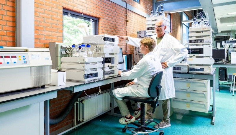 Deeltijdstudenten Chemie werken in een laboratorium.