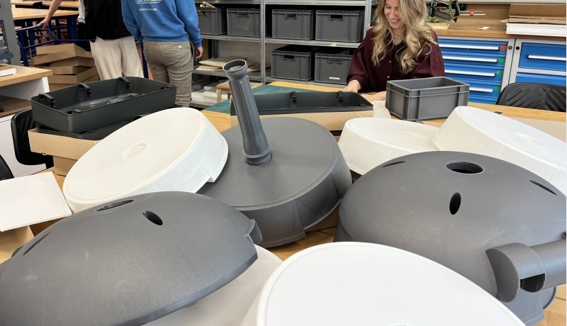 Onze 2e-jaars studenten Industrieel Product Ontwerpen (IPO) gingen de uitdaging aan om in één dag revolutionaire designs te bedenken voor parasolvoeten en beach flag houders tijdens pressure cooker