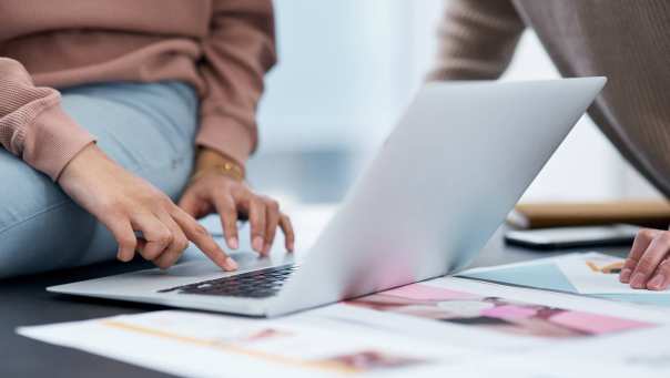 2 cursisten bezig met het bedenken van een concept voor de short video op een laptop.