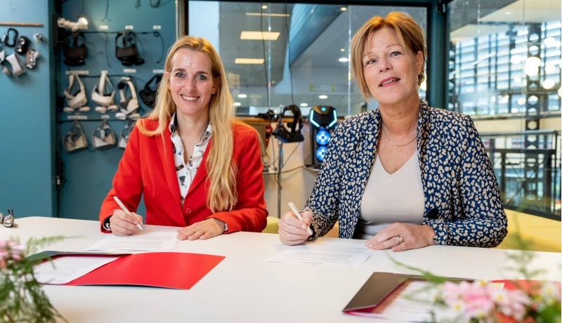 Vilans-bestuurder Mirella Minkman (links) en academiemanager HAN AGV Christine de Vries (rechts) ondertekenen de samenwerking