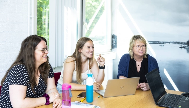 Master Social Work studenten en docent kijken toe