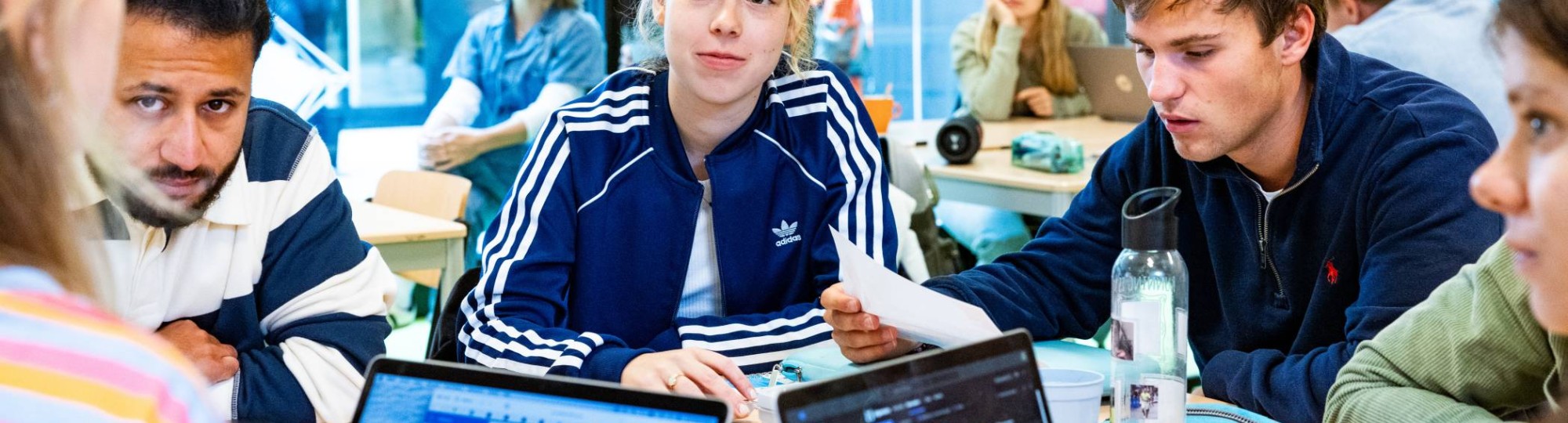 master sport en beweeginnovatie voltijd groepje studenten in gesprek met elkaar in de klas 2024