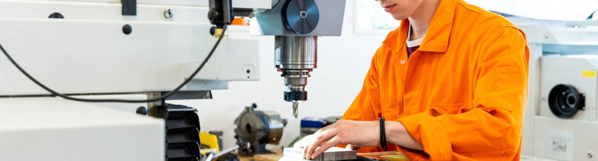 Mechanical Engineering - Werktuigbouwkunde - student working behind a machine in the lab