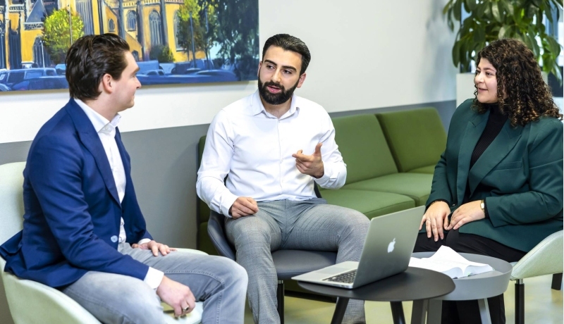 Studenten van onze post-hbo finance opleidingen overleggen met elkaar.
