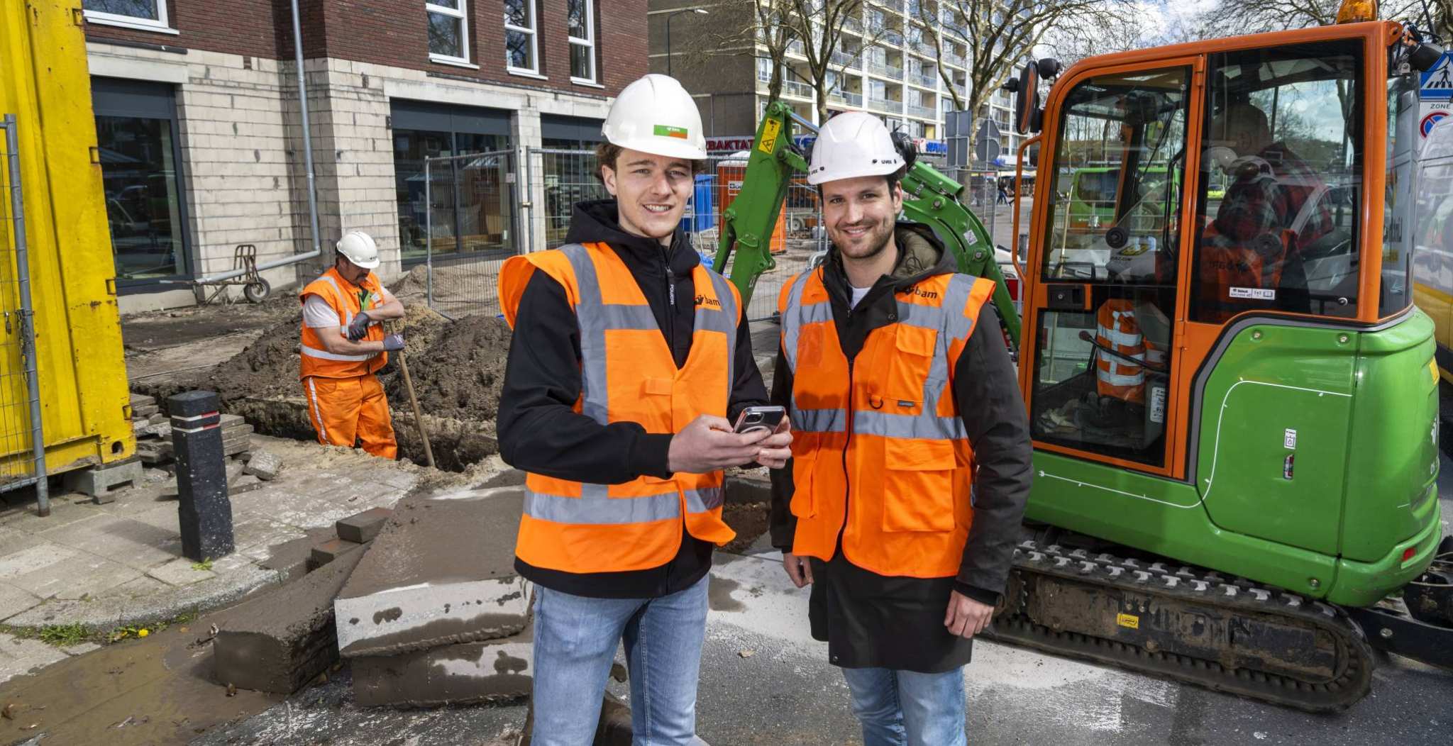Youri de Beijer (links) en Bart Terhorst aan het werk