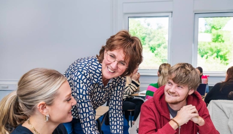 AMM LLO Joey en Isa tijdens les Judith bij Social Work deeltijd