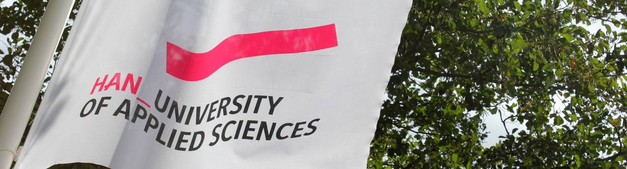 Witte vlag met HAN-logo