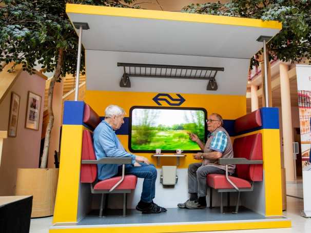 Nagemaakt treincoupe in verzorgingshuizen. 