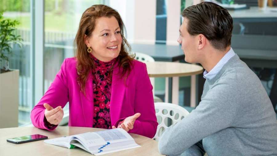 Student hbo Facility Management in gesprek met een HAN docent
