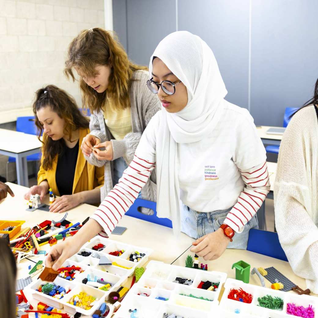 Studenten die met Lego werken in een les