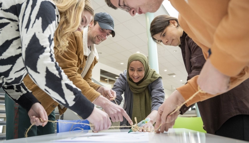 Studenten aan de slag met een brainstorm spel.