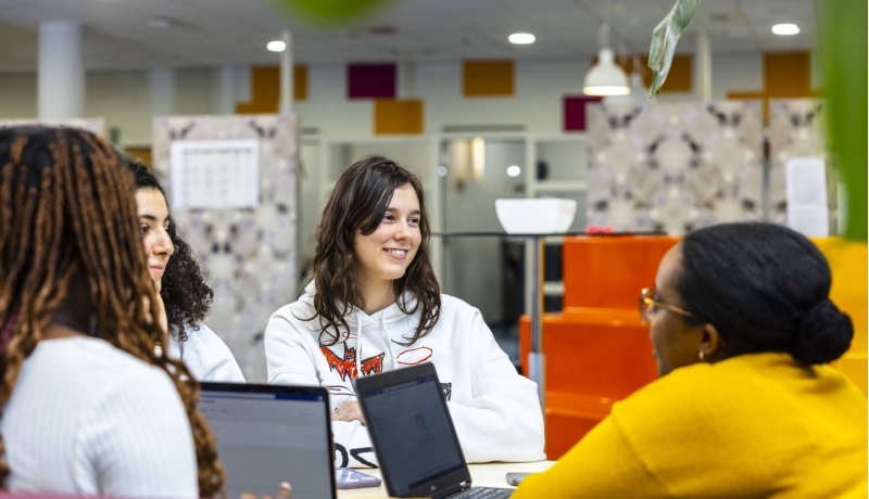 Social Work studenten die elkaar ontmoeten op de HAN.