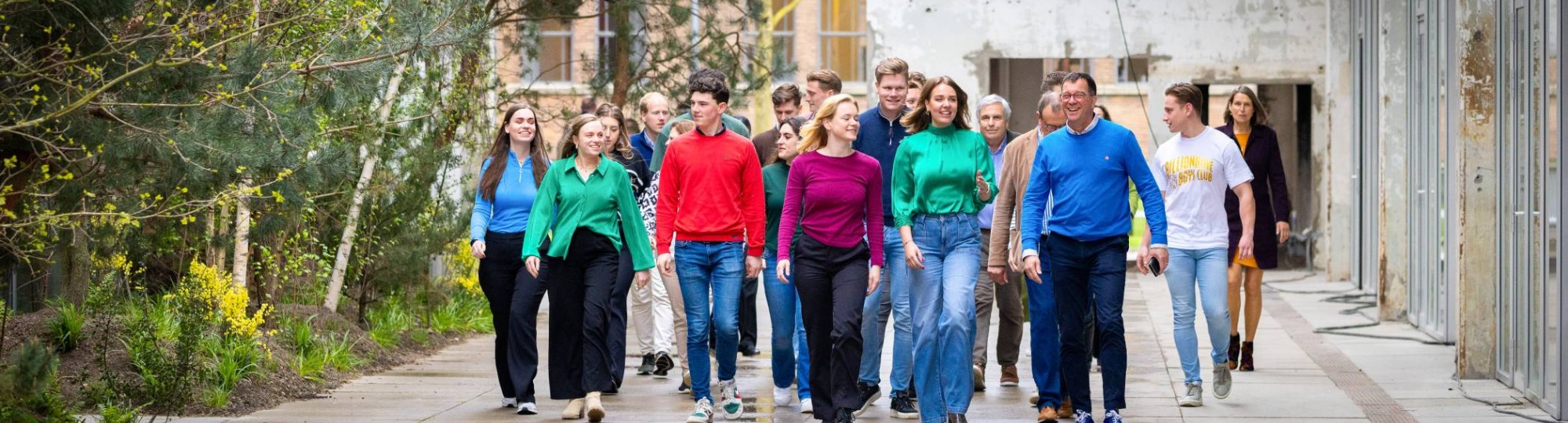 Groep studenten wandelt op het terrein van het Industriepark Kleefse Waard,