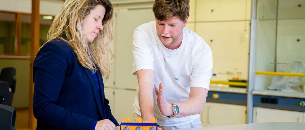 Studenten Leraar Natuurkunde doen een proefje