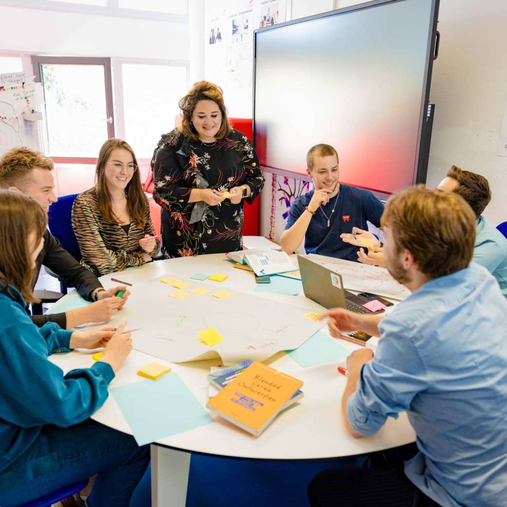 Learning and Development in Organisations voltijd, docent en studenten aan het werk