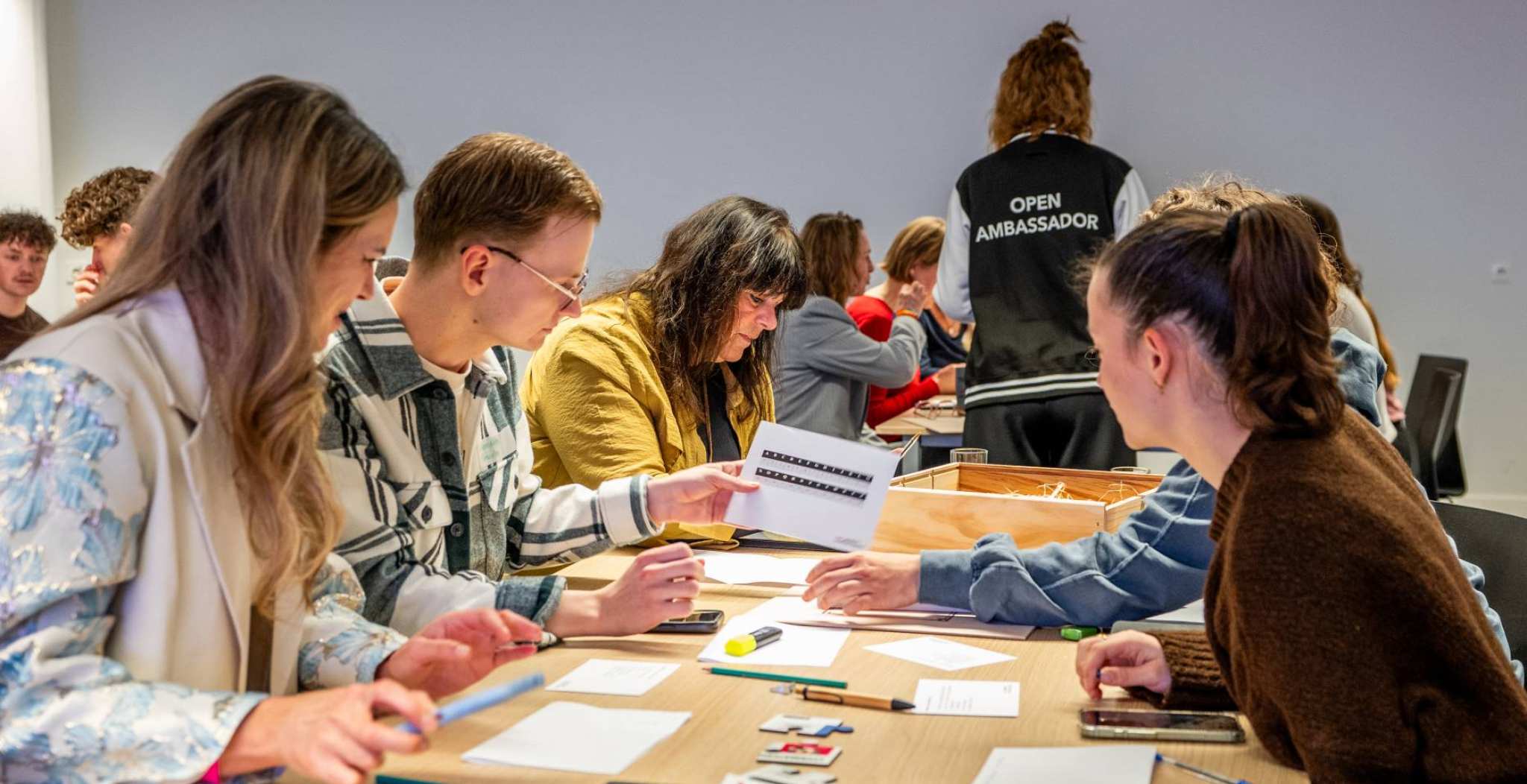 Groepen werken samen tijdens de sessie 'Open Learning: The HAN Escape Experience'