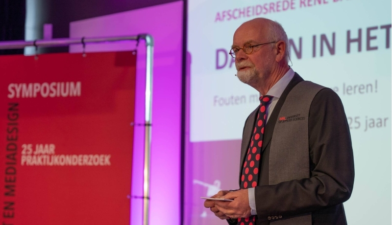 Lector René Bakker spreekt zijn afscheidsrede uit