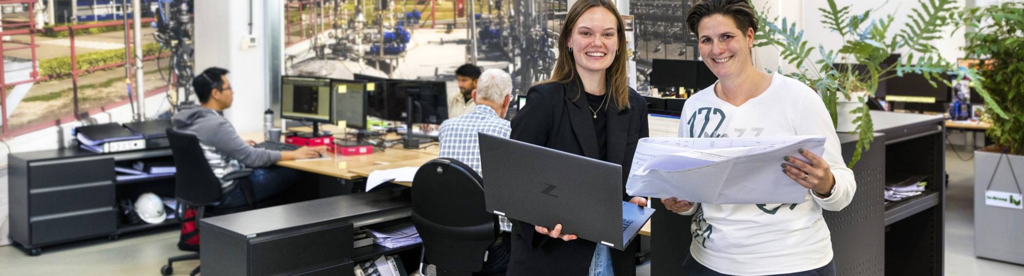 links emma bleumink en eveline peters in hun werkomgeving bij iv-industrie