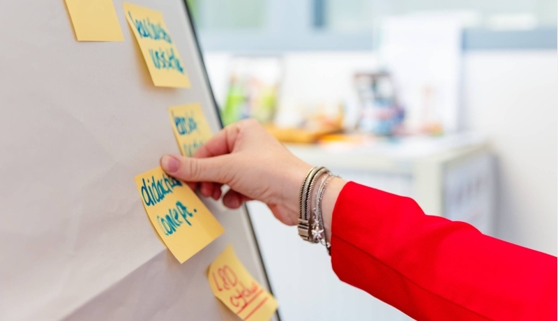 Learning & Development deeltijd, studio L&D, post-it plakken, brainstormen, samenwerken, 2022