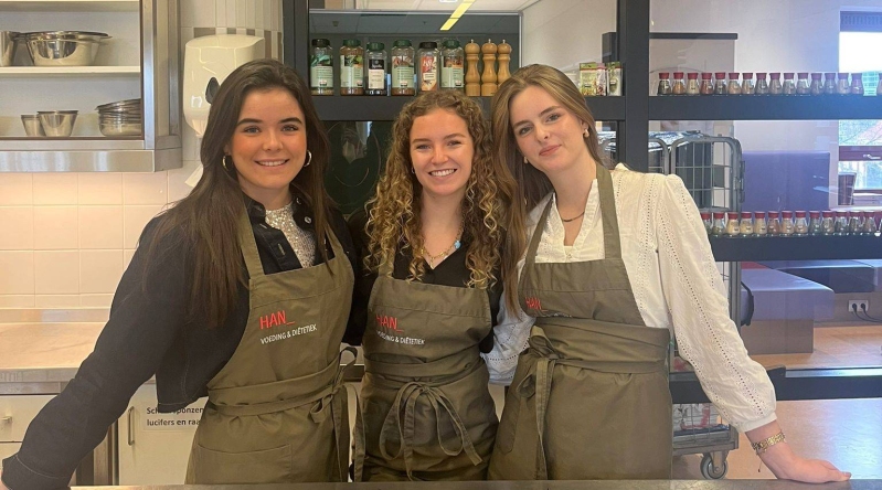 Hélène, Naomi en Amber in de keuken van Voeding en Diëtetiek