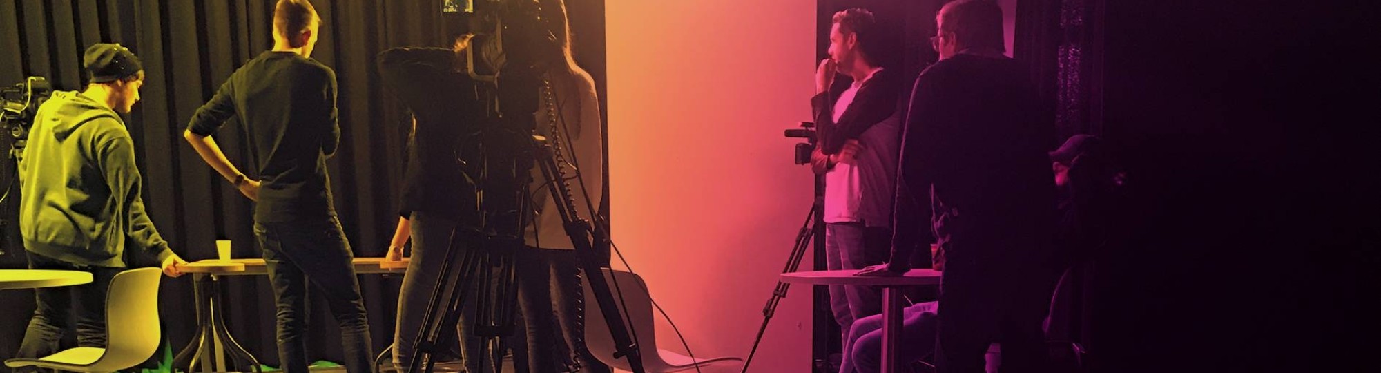 Studenten in overleg in de studio op de HAN