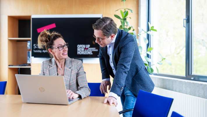Post-hbo Bedrijfskunde, studeren, overleggen, samenwerken, laptop, 2022