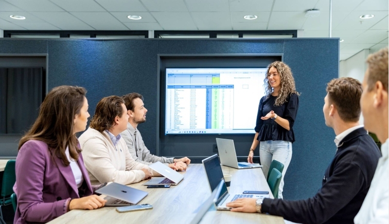 HAN deeltijd student geeft presentatie voor medestudenten van de bachelor Commerciële Economie.