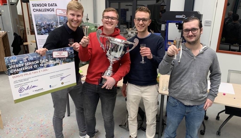 Foto van de winnaars van de Sensor Data Challenge 2023. Van links naar rechts Thomas Lautenbach, Jordi Pluk, András Ligeti en Vincent de Man.