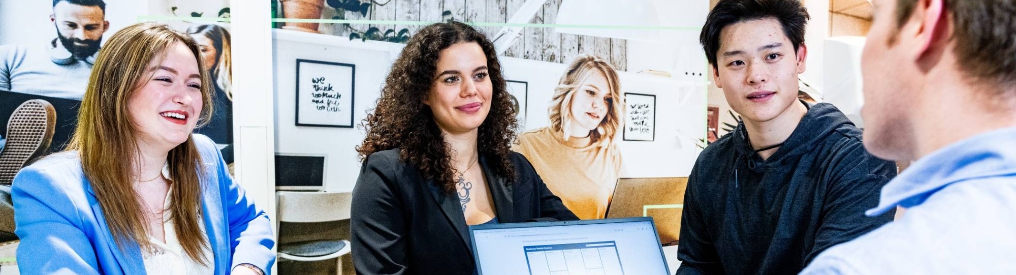 Twee studenten van de associate degree Bedrijfskunde zitten op hun laptop