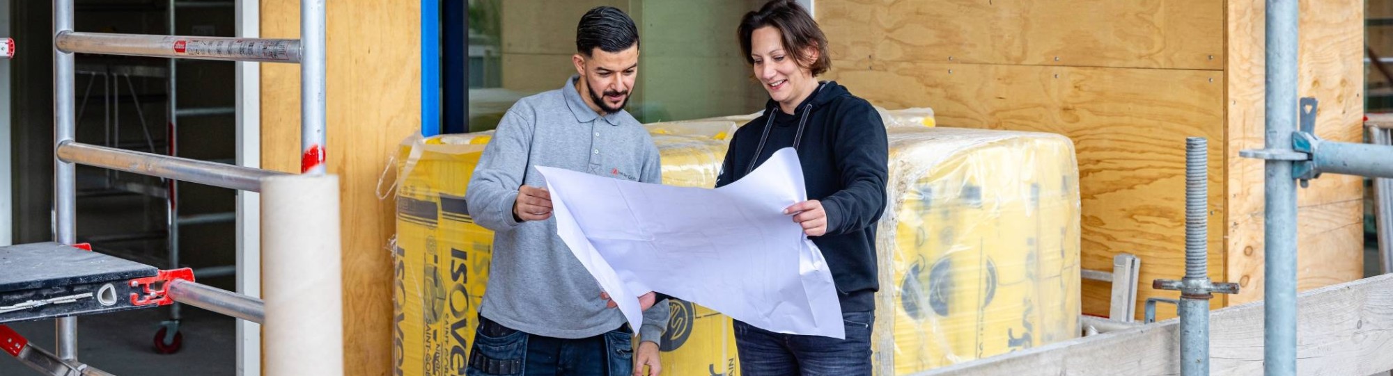 opzichter overlegt met medewerker