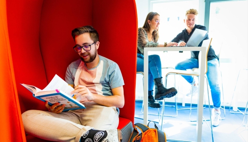 Leerlingen lezen in studieboek. Onderzoek Beter Leren door Beter Slapen door lectoraat Volwaardig Leven met Autisme.