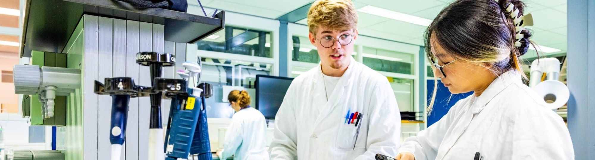 twee studenten werken samen in het chemielab