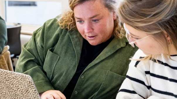 AMM LLO Kiki en Rowie werken tijdens de les aan een opdracht