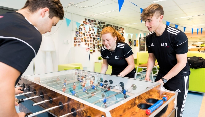 ALO-studenten spelen tafelvoetbal bij de HAN