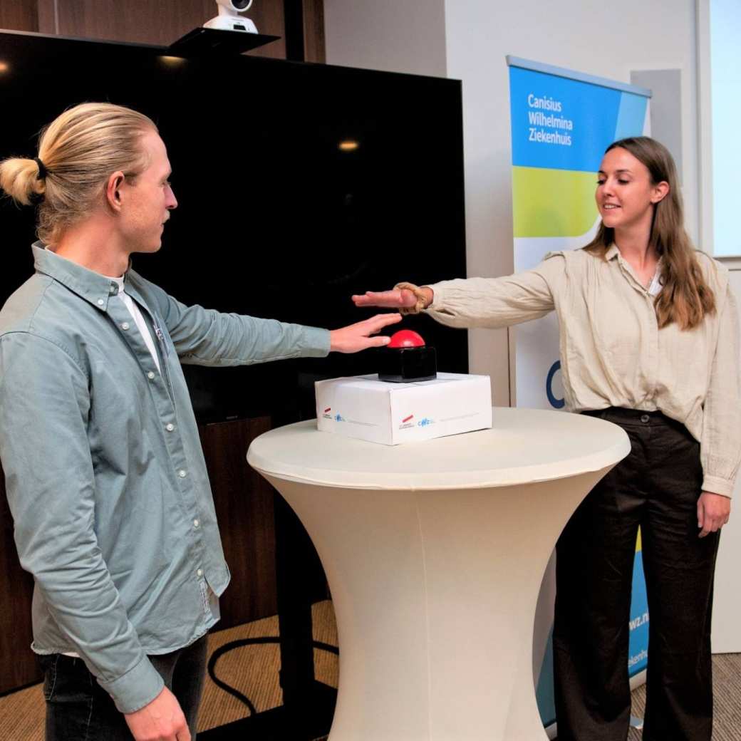 Met een druk op de knop openden Jikke Stevens (Kinderverpleegkundige & Verpleegkundig opleider – onderzoeker) en Enzio Boeijen (Docent-onderzoek Praktijk) het ZIC.