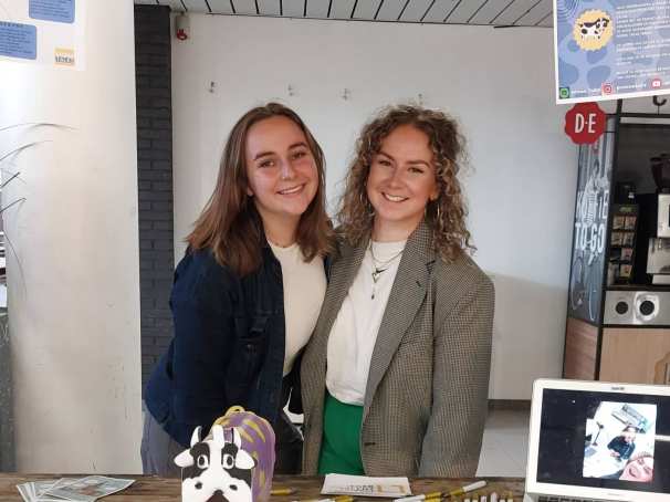 Silke en Margot studenten Social Work, pzw presenteert Nimma talks