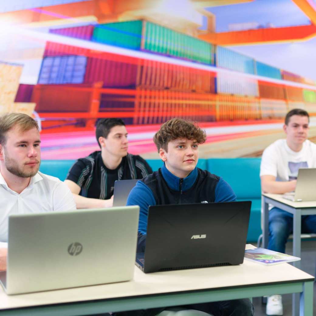 Logistiek studenten van de HAN in het leslokaal