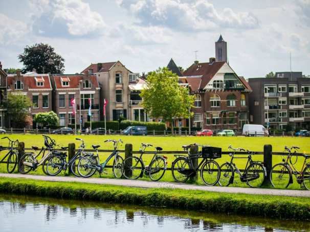 stadsaanzicht met fietsen