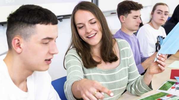 International Business-studenten werken in groepen samen op de HAN-campus in Arnhem