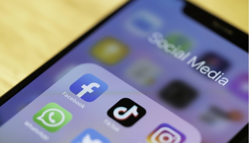 Deelnemers aan de cursus Social Media werken samen achter hun laptop op de HAN campus Arnhem