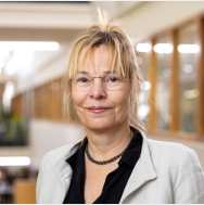 portretfoto Karin Landsbergen, brildragend, zwarte blouse, gebroken wit jasje