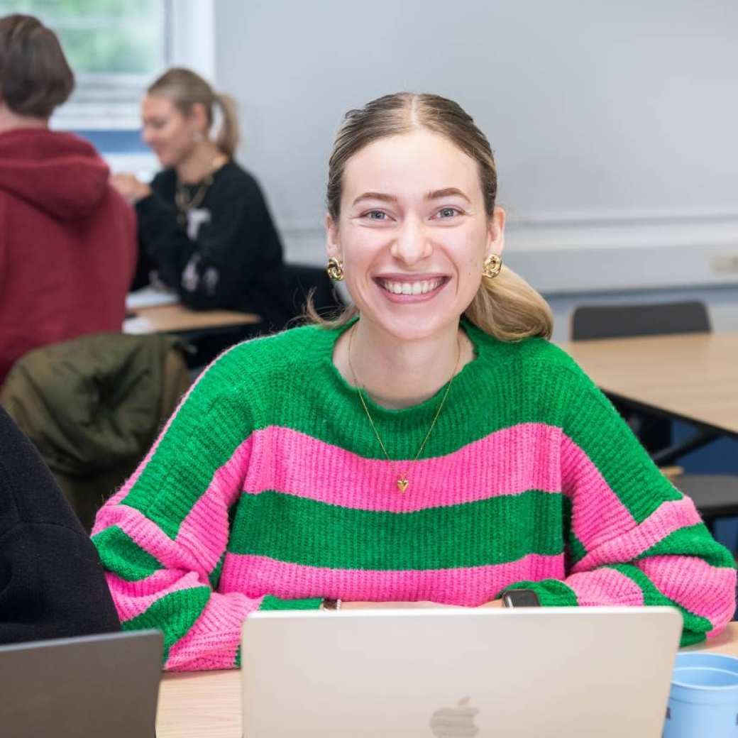 AMM LLO lachende Caitlyn tijdens social work deeltijd