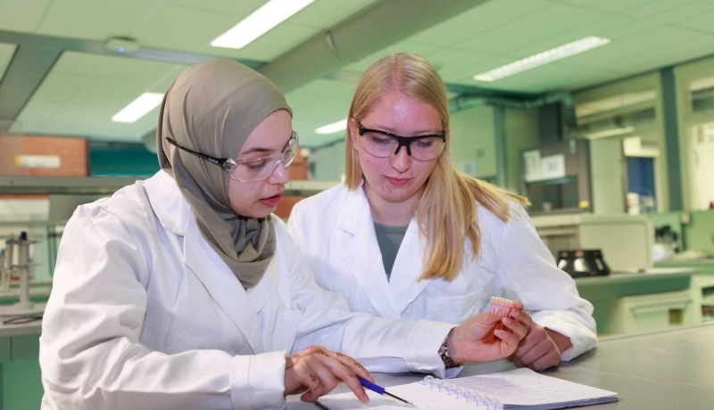 Studenten master Molecular Life Sciences Lisan Scholten en Nouhaila Belkassem tijdens een praktijkles op het lab